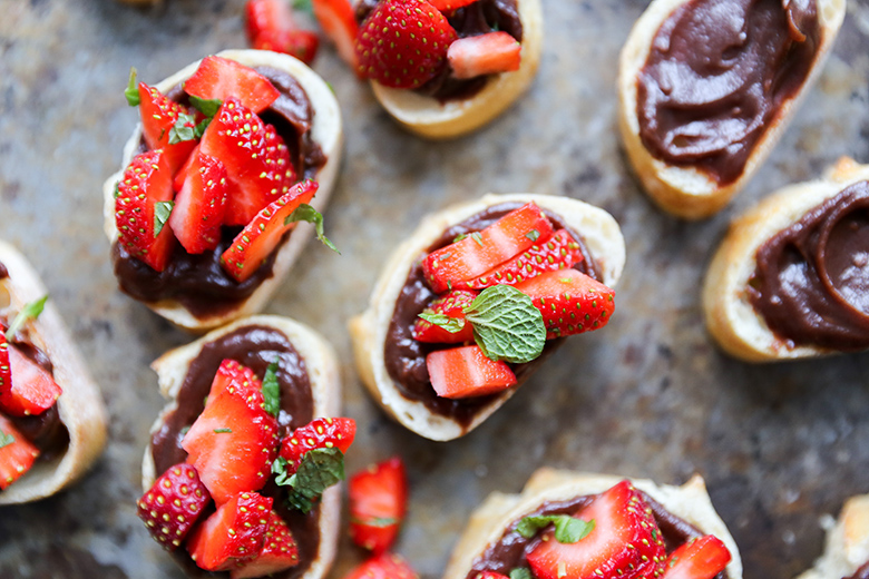 Strawberry-Nutella Dessert Bruschetta | www.floatingkitchen.net