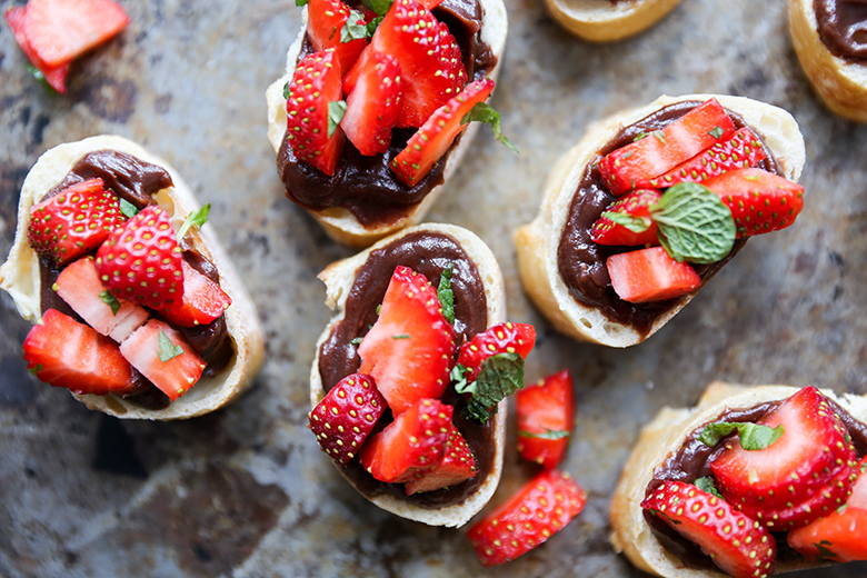 strawberry-nutella dessert bruschetta