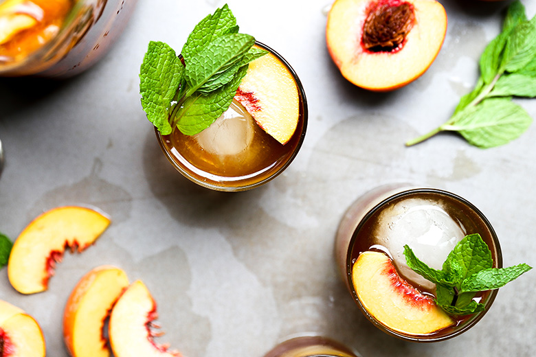 Peach Sun Tea and Bourbon Cocktail {#drinkthesummer} | www.floatingkitchen.net