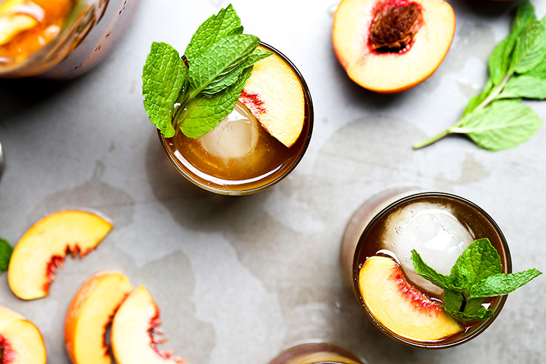 https://www.floatingkitchen.net/wp-content/uploads/2016/08/Peach-Bourbon-Sun-Tea-Cocktail-2.jpg