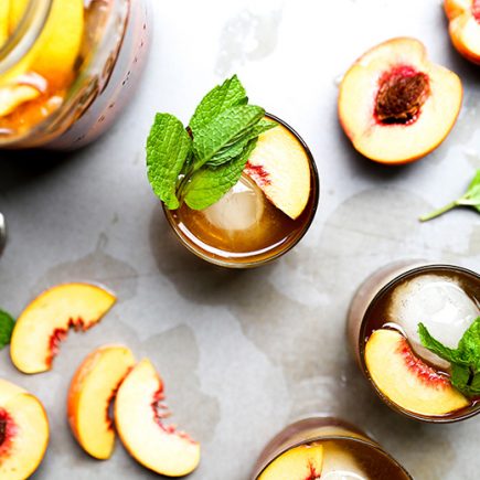 Peach Sun Tea and Bourbon Cocktail {#drinkthesummer} | www.floatingkitchen.net