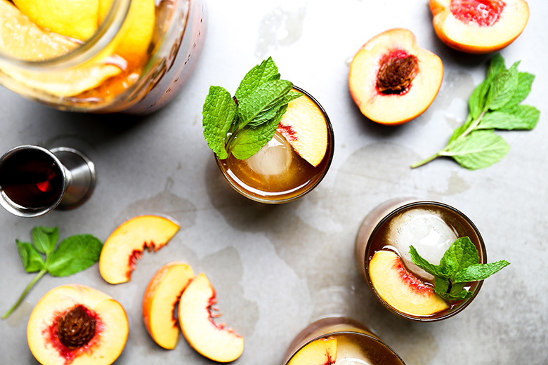 Peach Sun Tea and Bourbon Cocktail {#drinkthesummer} | www.floatingkitchen.net