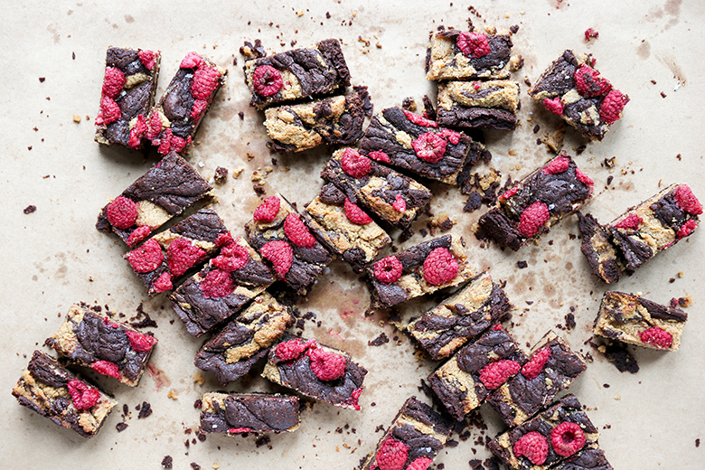 Chocolate Peanut Butter Brownies with Raspberries | www.floatingkitchen.net