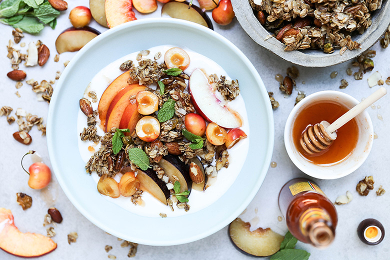 Summer Stone Fruit and Yogurt Breakfast Bowls with Hot Sauce-Honey and Nutty Granola | www.floatingkitchen.net