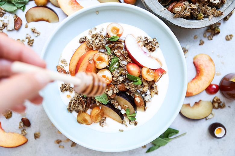 Summer Stone Fruit and Yogurt Breakfast Bowls with Hot Sauce-Honey and Nutty Granola | www.floatingkitchen.net