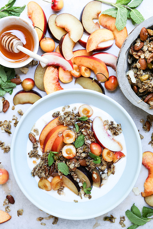 Summer Stone Fruit and Yogurt Breakfast Bowls with Hot Sauce-Honey and Nutty Granola | www.floatingkitchen.net