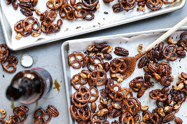 Sweet and Spicy Nut and Pretzel Mix with Beer | www.floatingkitchen.net