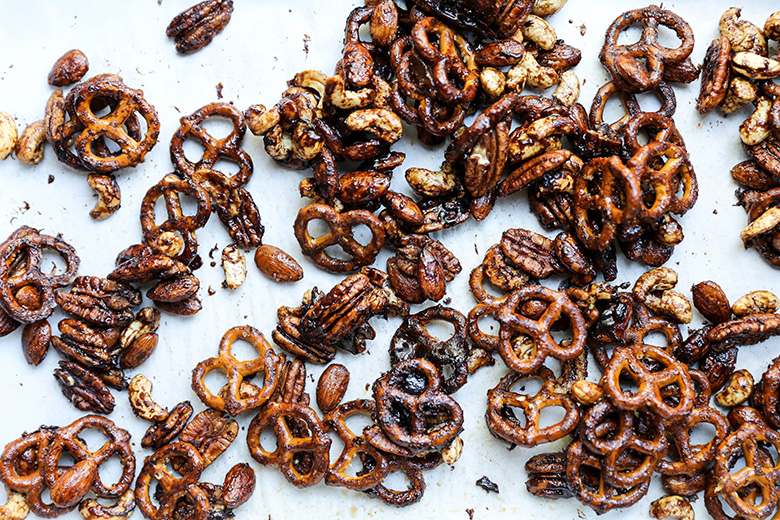 Sweet and Spicy Nut and Pretzel Mix with Beer | www.floatingkitchen.net