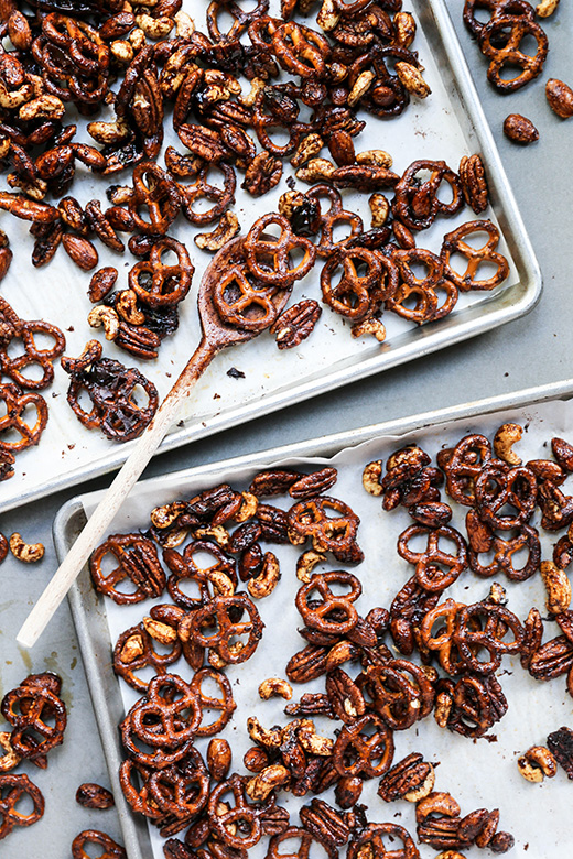 Sweet and Spicy Nut and Pretzel Mix with Beer | www.floatingkitchen.net