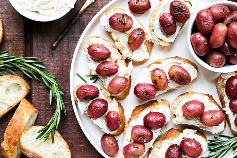 Roasted Grape and Goat Cheese Crostini | www.floatingkitchen.net