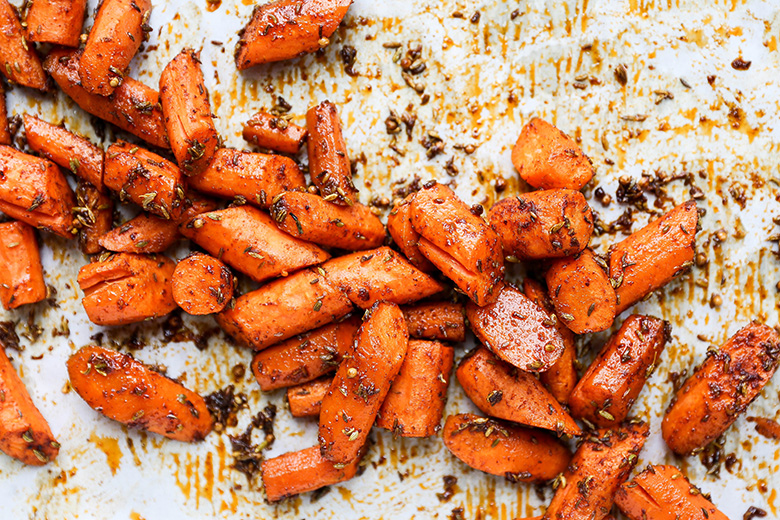 Spiced Roasted Carrot Hummus | www.floatingkitchen.net