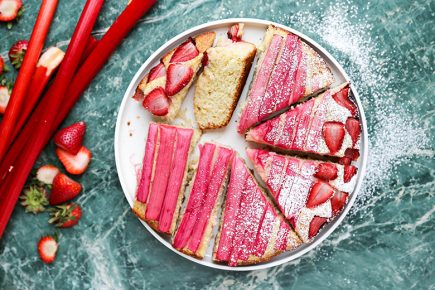 Strawberry-Rhubarb Vanilla Skillet Cake | www.floatingkitchen.net