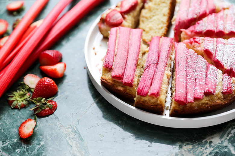 Strawberry-Rhubarb Vanilla Skillet Cake | www.floatingkitchen.net