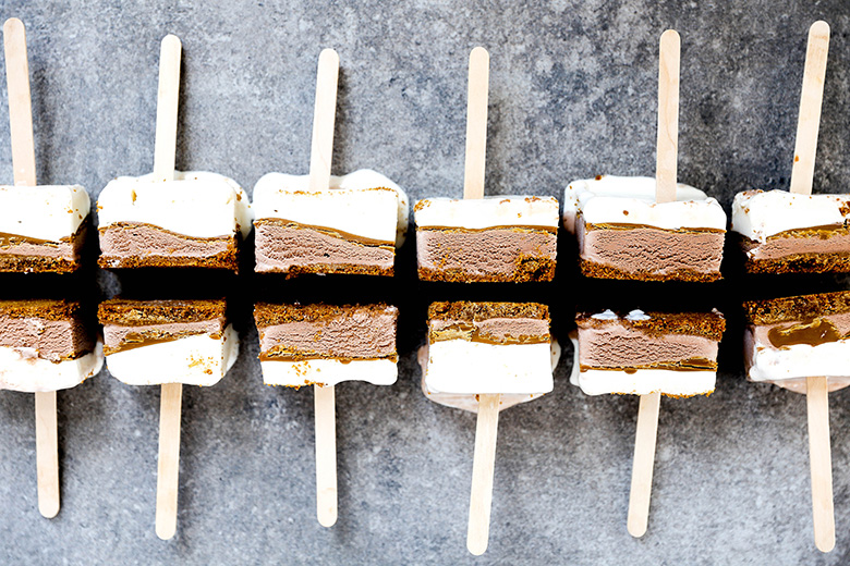 Easy Layered Ice Cream Speculoos Pops | www.floatingkitchen.net