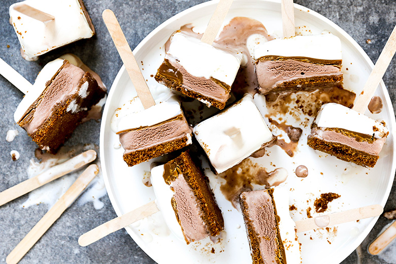 Easy Layered Ice Cream Speculoos Pops | www.floatingkitchen.net