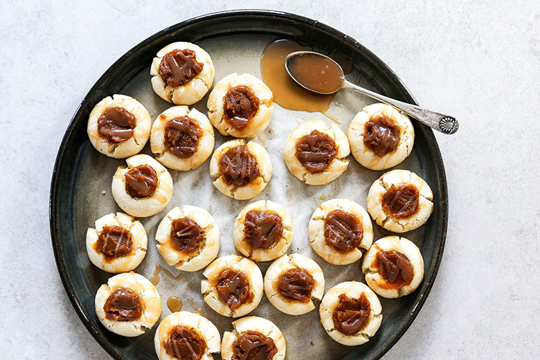 Pumpkin Butter Thumbprint Cookies with Whiskey Caramel Sauce Drizzle {Virtual Pumpkin Party} | www.floatingkitchen.net