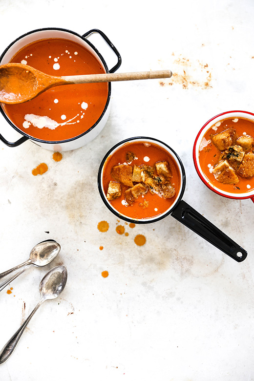Easy Creamy Tomato Soup with Parmesan Croutons | www.floatingkitchen.net