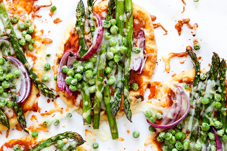 Easy Asparagus and Pea Curry Naan Pizza | www.floatingkitchen.net