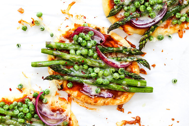 Easy Asparagus and Pea Curry Naan Pizza | www.floatingkitchen.net