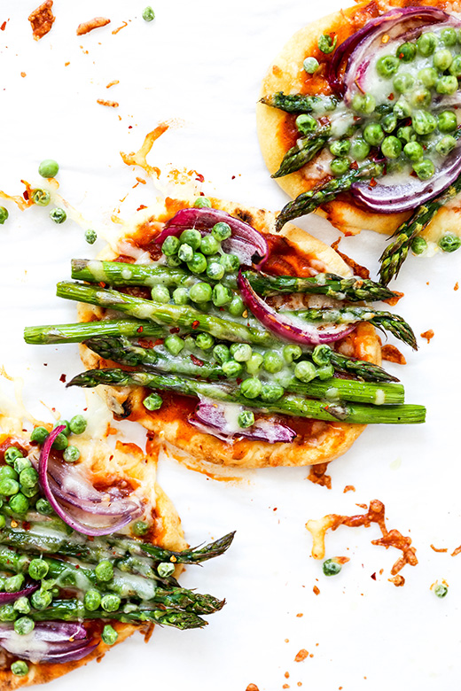 Easy Asparagus and Pea Curry Naan Pizza | www.floatingkitchen.net