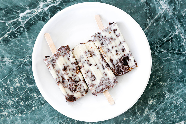 Gluten-Free Vanilla Cream Popsicles with Brownie-Toffee Crunch | www.floatingkitchen.net