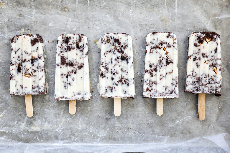 Gluten-Free Vanilla Cream Popsicles with Brownie-Toffee Crunch | www.floatingkitchen.net