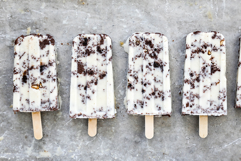 Gluten-Free Vanilla Cream Popsicles with Brownie-Toffee Crunch | www.floatingkitchen.net