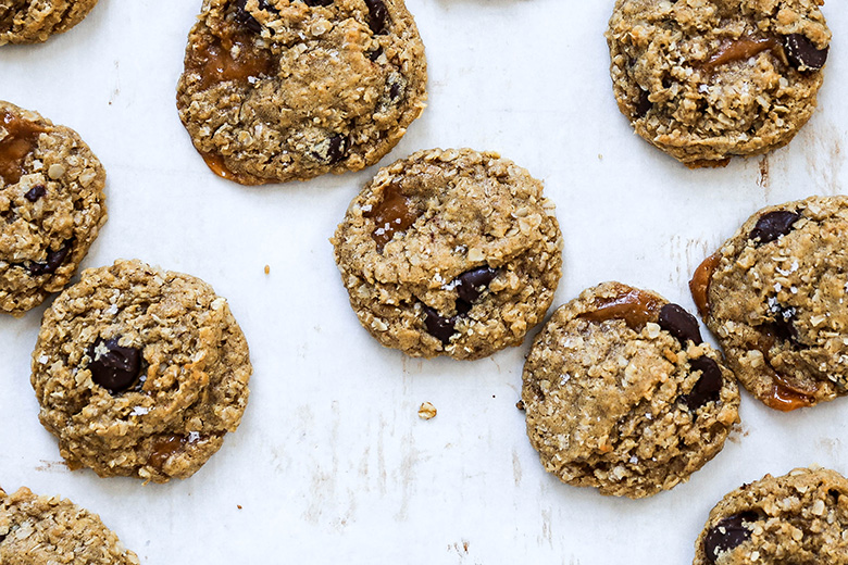 Oatmeal Peanut Butter Cookies with Chocolate Chips and Caramel | www.floatingkitchen.net