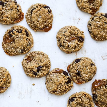 Oatmeal Peanut Butter Cookies with Chocolate Chips and Caramel | www.floatingkitchen.net