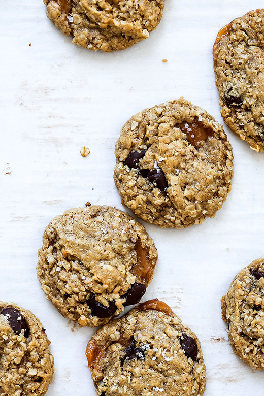 Oatmeal Peanut Butter Cookies with Chocolate Chips and Caramel | www.floatingkitchen.net