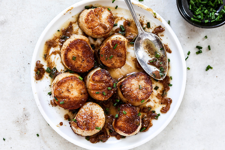Easy Pan-Seared Scallops with Shallots and White Wine Reduction | www.floatingkitchen.net