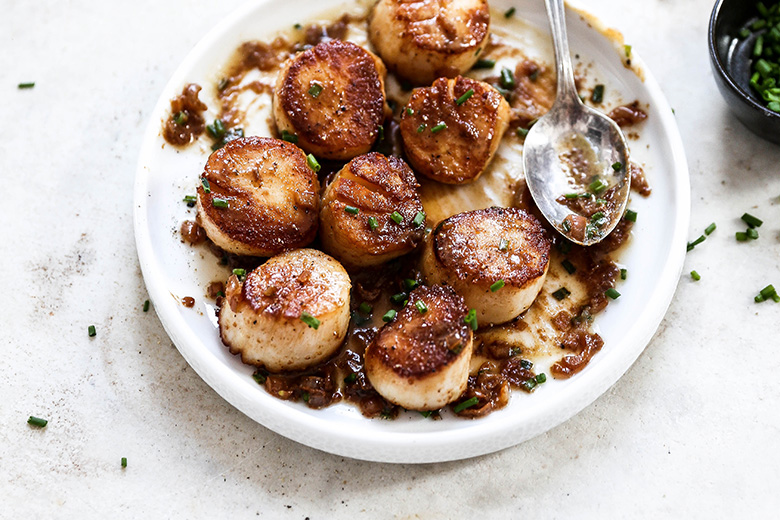 Easy Pan-Seared Scallops with Shallots and White Wine Reduction | www.floatingkitchen.net