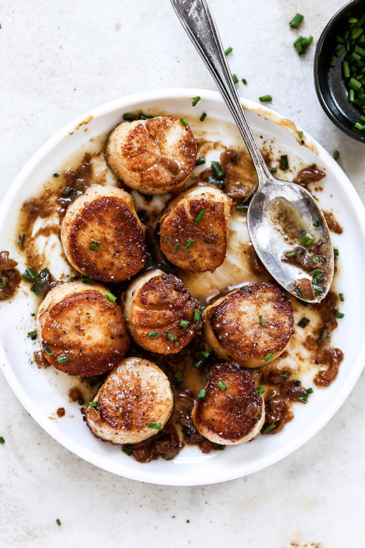 Easy Pan-Seared Scallops with Shallots and White Wine Reduction | www.floatingkitchen.net