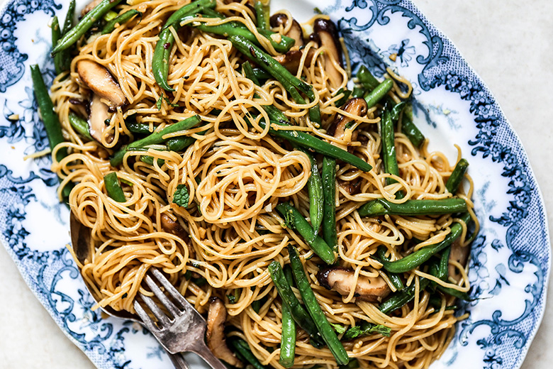 Green Bean and Mushroom Noodle Stir Fry | www.floatingkitchen.net