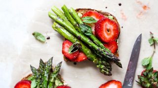 Avocado Toast with Asparagus and Strawberries | www.floatingkitchen.net