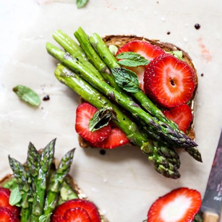 Avocado Toast with Asparagus and Strawberries | www.floatingkitchen.net