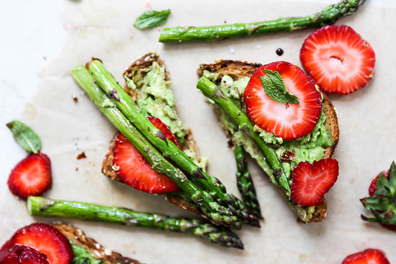 Avocado Toast with Asparagus and Strawberries | www.floatingkitchen.net