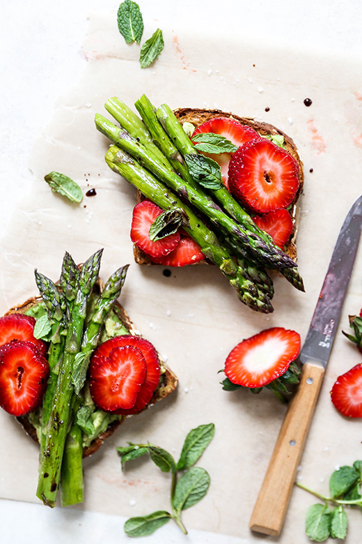 Avocado Toast with Asparagus and Strawberries | www.floatingkitchen.net