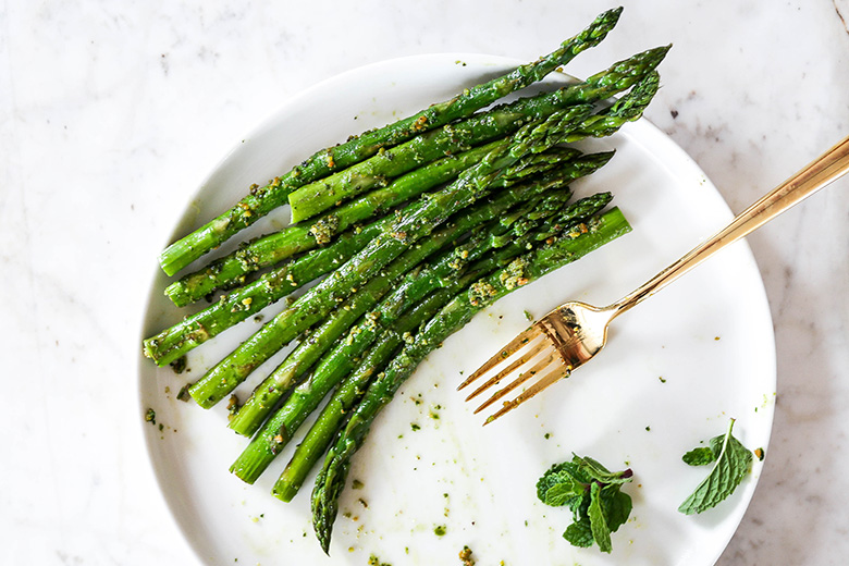 Roasted Asparagus with Vegan Pistachio-Mint Pesto | www.floatingkitchen.net