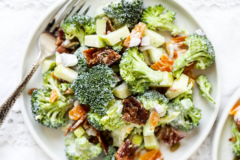 Crunchy Broccoli Salad with Apples, Apricots and Bacon | www.floatingkitchen.net