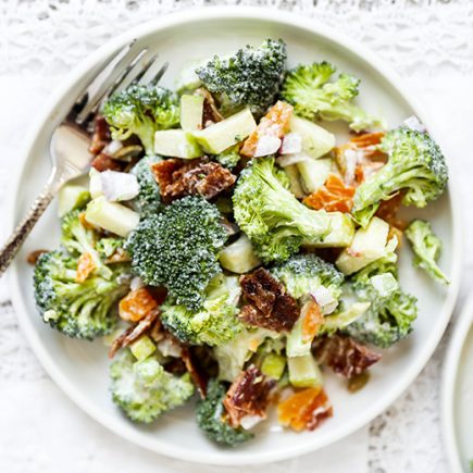 Crunchy Broccoli Salad with Apples, Apricots and Bacon | www.floatingkitchen.net