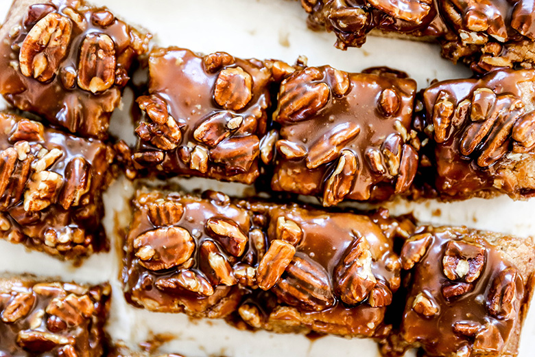 Thick and Chewy Blondies with Salted Caramel Pecan Topping | www.floatingkitchen.net