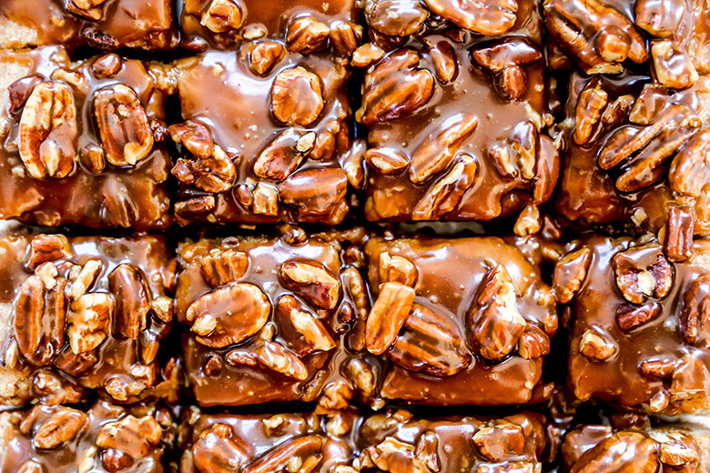 Thick and Chewy Blondies with Salted Caramel Pecan Topping | www.floatingkitchen.net