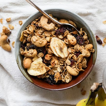 Vegan Cashew Granola with Banana Chips, Cranberries and Cacao Nibs | www.floatingkitchen.net