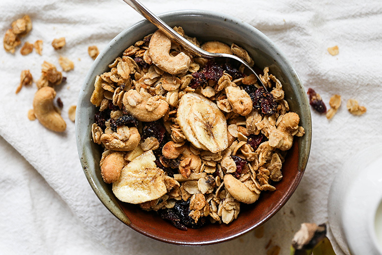 Vegan Cashew Granola with Banana Chips, Cranberries and Cacao Nibs | www.floatingkitchen.net