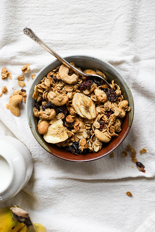 Vegan Cashew Granola with Banana Chips, Cranberries and Cacao Nibs | www.floatingkitchen.net
