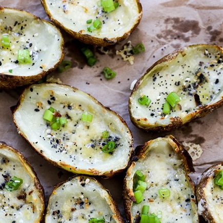 Crispy Cheesy Everything Bagel Potato Skins | www.floatingkitchen.net