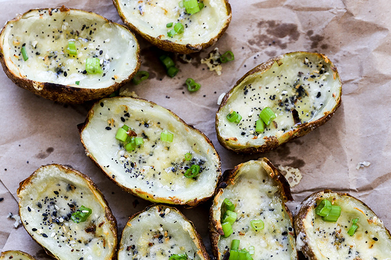 Crispy Cheesy Everything Bagel Potato Skins | www.floatingkitchen.net