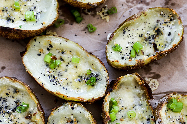 Crispy Cheesy Everything Bagel Potato Skins | www.floatingkitchen.net