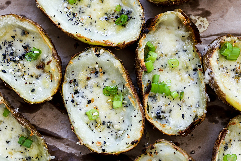 Crispy Cheesy Everything Bagel Potato Skins | www.floatingkitchen.net